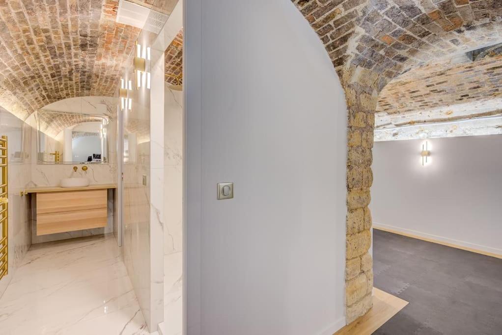 Peaceful Getaway Near Marais - With Ac Appartamento Parigi
